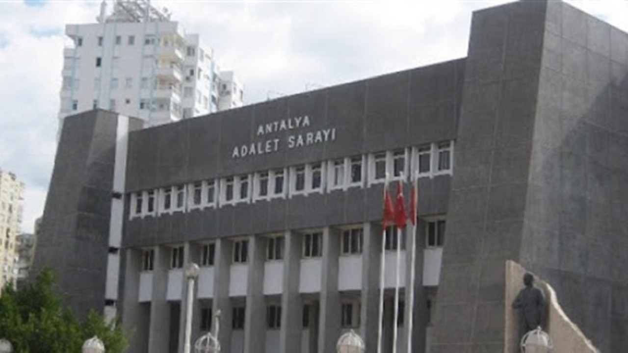 Antalya’da icra müdürünün zimmetine geçirdiği parayla yurt dışına kaçtığı iddia edildi