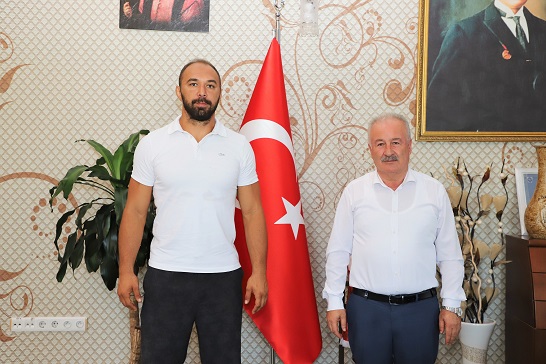 Başpehlivan Gürbüz’den Başkan Şahin’e Ziyaret