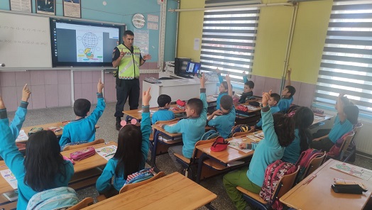 Korkuteli’de öğrenci ve servis şoförlerine trafik eğitimi verildi