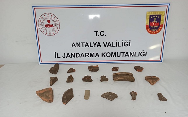 Antalya’da kaçak kazı yapılan alanda tarihi eserler ele geçirildi