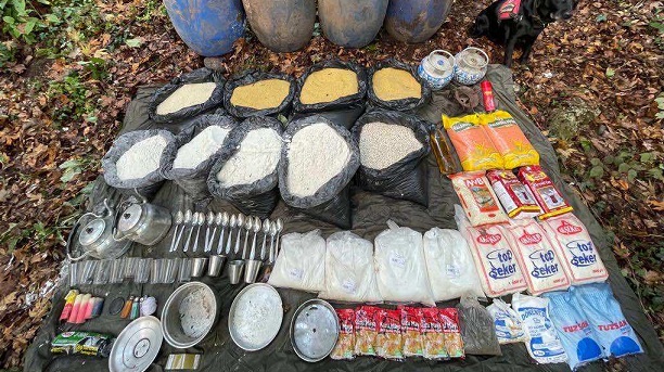Hatay’da PKK’lı teröristlerin kullandığı iki depoda yaşam malzemeleri bulundu