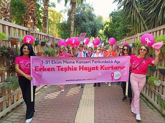 Antalya’da meme kanseri farkındalığı için yürüyüş düzenlendi