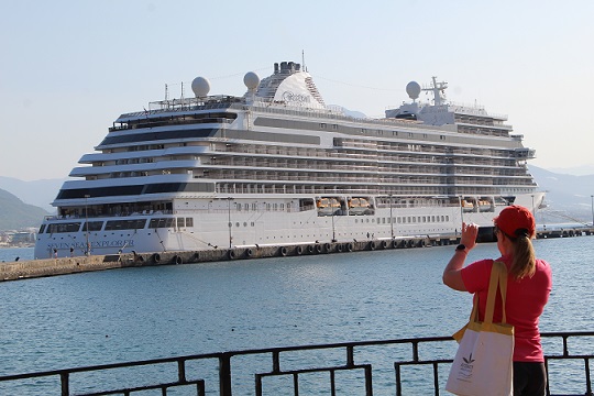 Yolcu gemisi “Seven Seas Explorer” Alanya Limanı’na demirledi