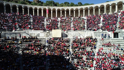 Aspendos Antik Tiyatro’da 7 bin öğrenci kitap okudu