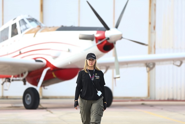 Orman yangınlarının “ateş avcısı” kadın pilotu, hedefleri başarıyla söndürüyor