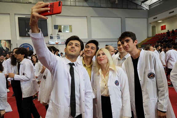 Geleceğin hekimleri beyaz önlüklerini giydi