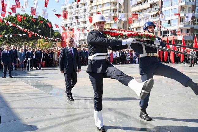Antalya’da 29 Ekim coşkusu çelenk sunma töreniyle başladı