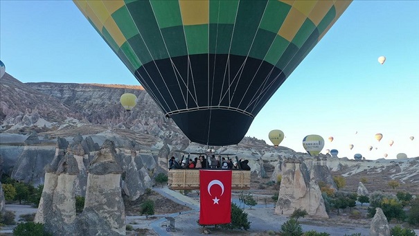 Kapadokya’da balonlar Türk bayrakları ve Atatürk posterleriyle uçtu