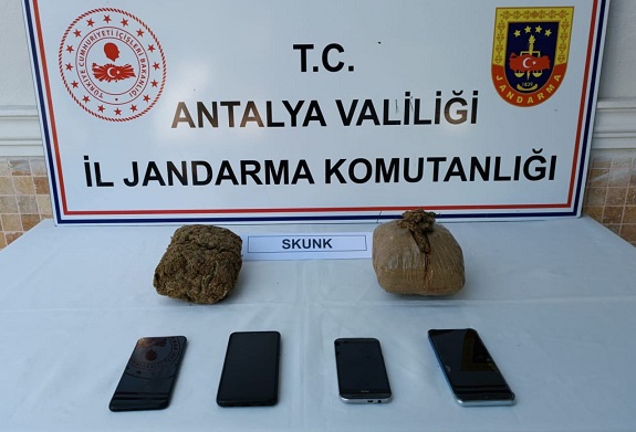 Uyuşturucu Tacirleri Yakayı Ele Verdi