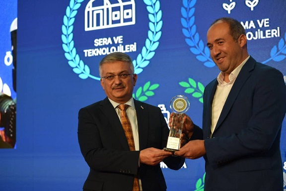 Vali Yazıcı: Antalya hem tarımı hem turizmi profesyonelce yapıyor