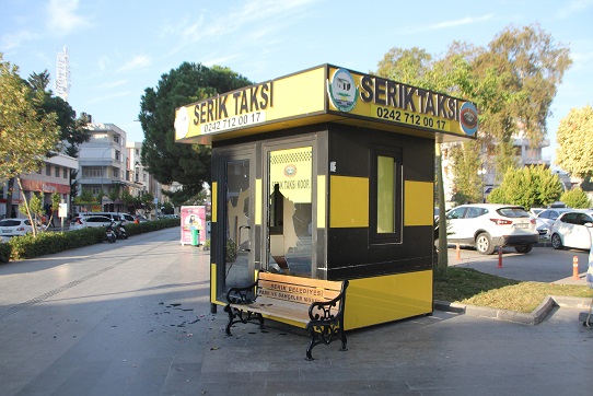 Serik’te 4 taksi durağına zarar verildi