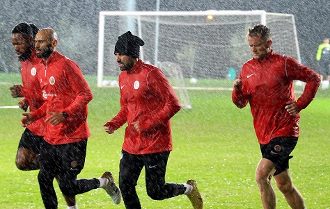 Antalyaspor, 10 günlük iznin ardından yağmur altında çalıştı