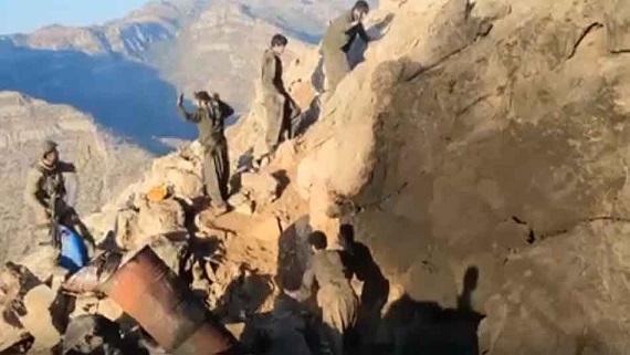Teröristlerin mağaradan çıkarak teslim oldukları anlar görüntülendi