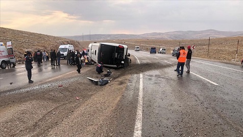 Otobüs devrildi, 2 kişi öldü, 20 kişi yaralandı