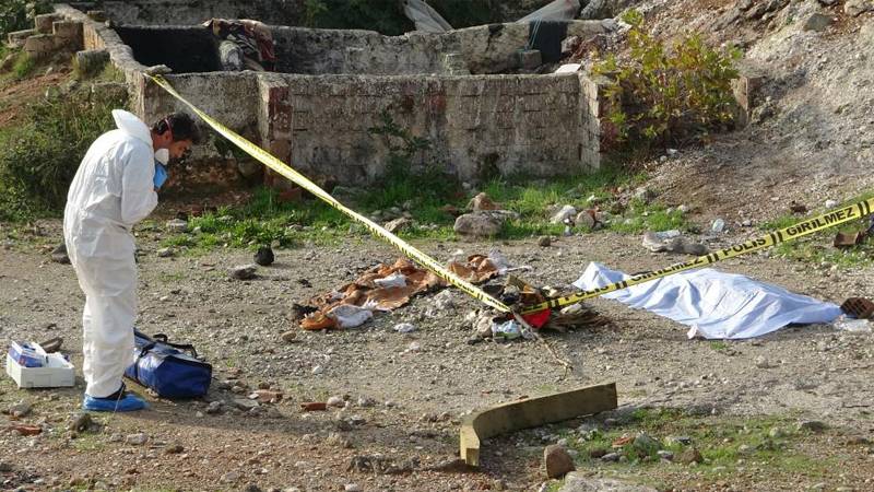 Antalya’da boş arazide kadın cesedi bulundu