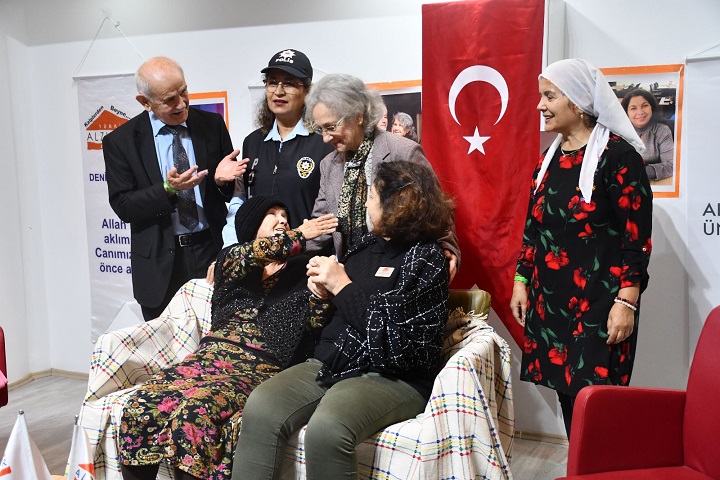 Alzheimer Hastalığını Tiyatro İle Anlattılar