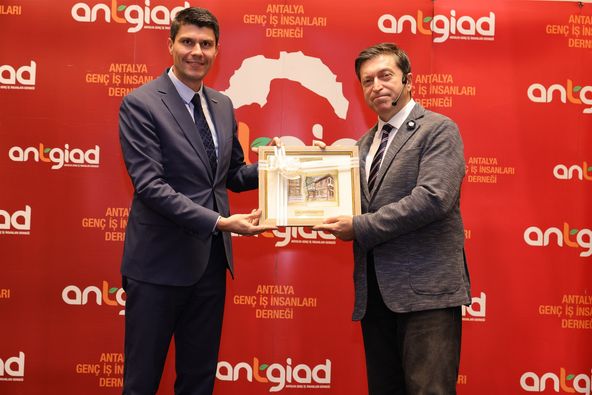ANTGİ̇AD’da “Yeni Dünya, Yeni Tüketici, Yeni Şirket” Konuşuldu
