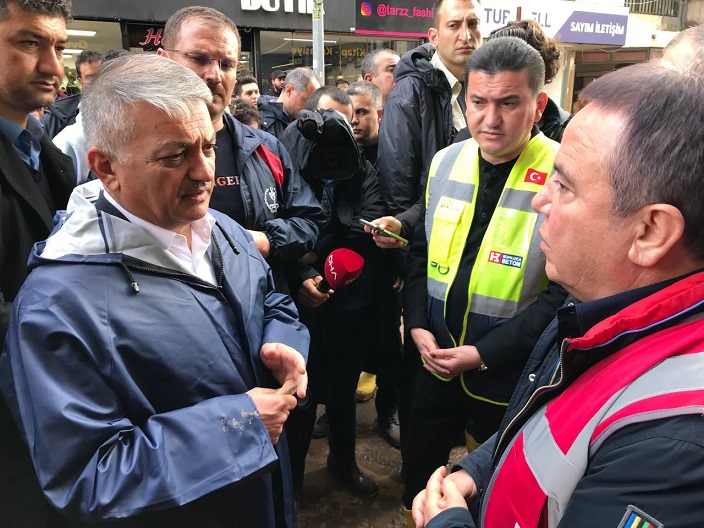 Antalya’da kuvvetli yağış sele neden oldu