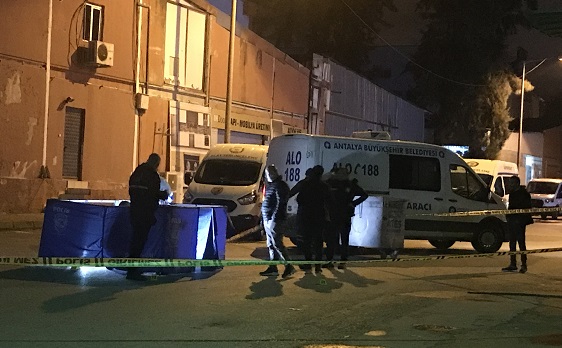 Antalya’da husumetlisi tarafından silahla vurulan kişi öldü
