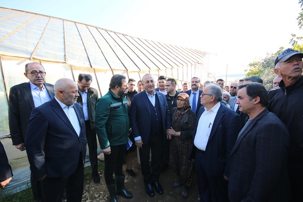 Dışişleri Bakanı Çavuşoğlu, Demre’de vatandaşlarla bir araya geldi