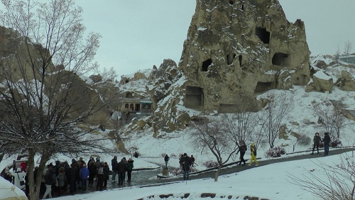 Turistler, beyaz örtüyle kaplanan Kapadokya’ya hayran kaldı