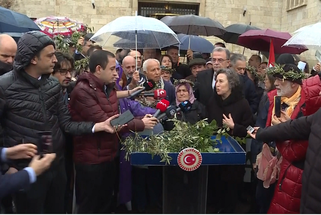 CHP ve HDP milletvekilleri, Meclis’te zeytin üreticileriyle basın toplantısı düzenledi