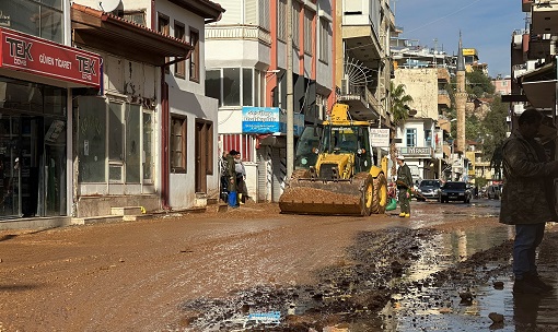 Finike’de Aşırı Yağış Sonrası Yaralar Sarılıyor