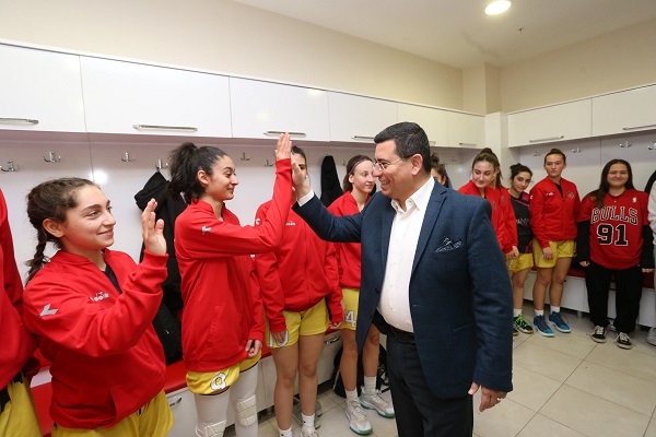 Tütüncü’den Kız Basketbol Takımına destek sözü
