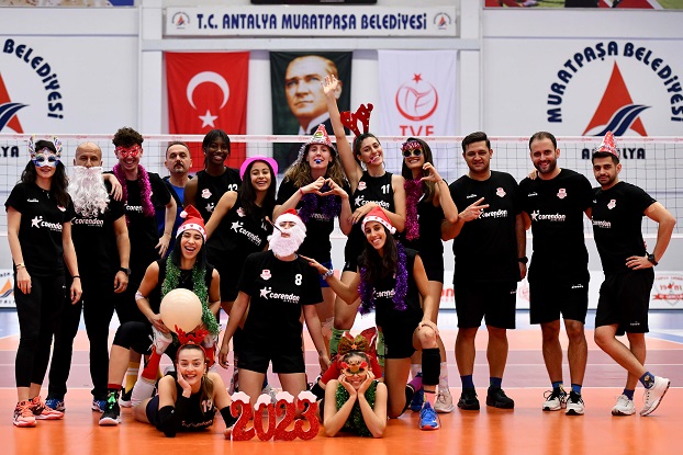 Sultanlar antrenmanda yeni yılı kutladılar