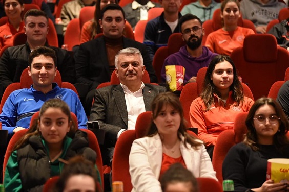 Vali Yazıcı, “Servet Operasyonu” filmini gençlerle izledi