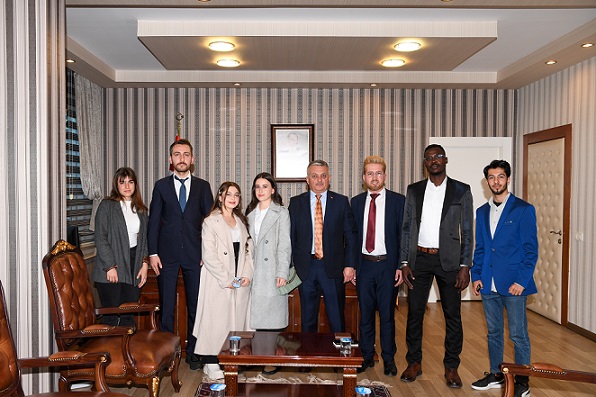 Vali Yazıcı: İnsanlara dokunmak ve onlara yardımcı olmak hoşuma gidiyor