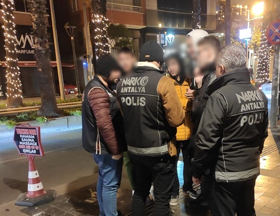 Antalya’da Narkotik ekipleri yılbaşı gecesi zehir tacirlerine geçit vermedi