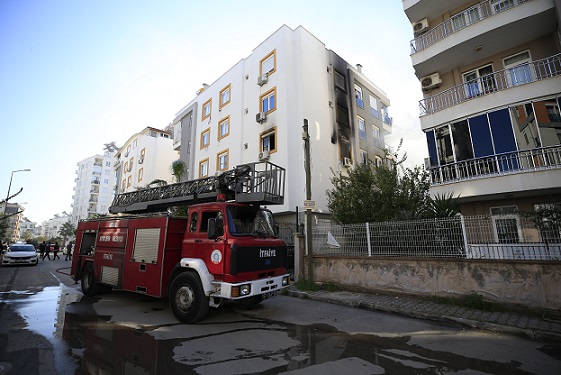 Antalya’da evde çıkan yangında hasar oluştu
