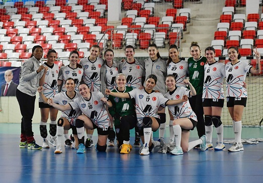 Mavi Kelebekler‘in Çeyrek finalde rakibi İzmir