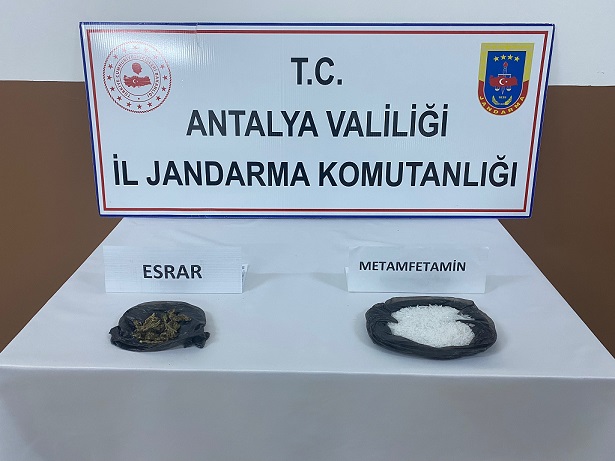 Jandarma Cam, Uyuşturucu Tacirine Geçit Vermedi