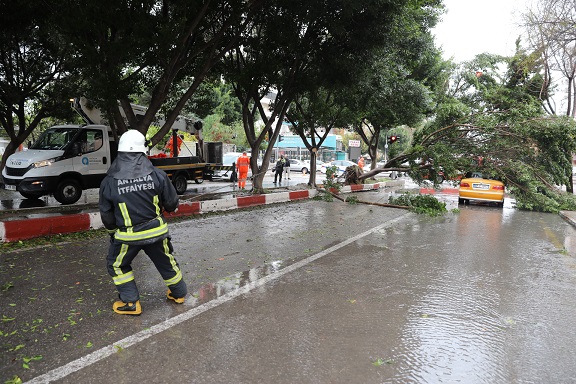 Büyükşehir’den olumsuzluklara hızlı müdahale