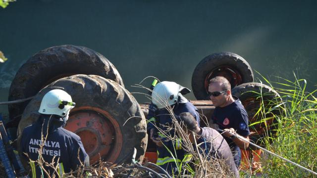Antalya’da dereye devrilen traktörün altında kalan sürücü öldü