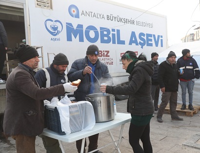 Hatay’da depremzede ve görevli personele sıcak yemek