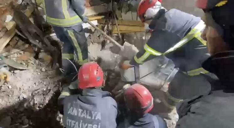 Antalya Büyükşehir Belediyesi İtfaiyesi’nden depremin 162’nci saatinde mucize kurtarış