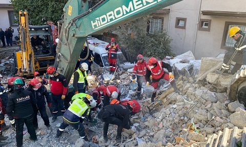 Madenciler dört koldan depremin yaralarını sarıyor