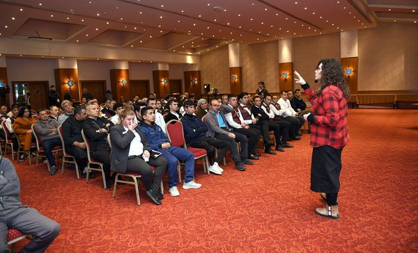 Antalya’da otel çalışanlarına depremzedeler için doğru iletişim eğitimi