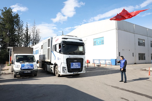 Başkan Böcek: “51 arama kurtarma aracı, 218 uzman personel, mobil aşevi, 5 kamyon gıda ve ihtiyaç malzemesi yola çıktı”