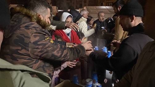 Mobil Aşevi ile yemek ve çay ikramında bulunuluyor