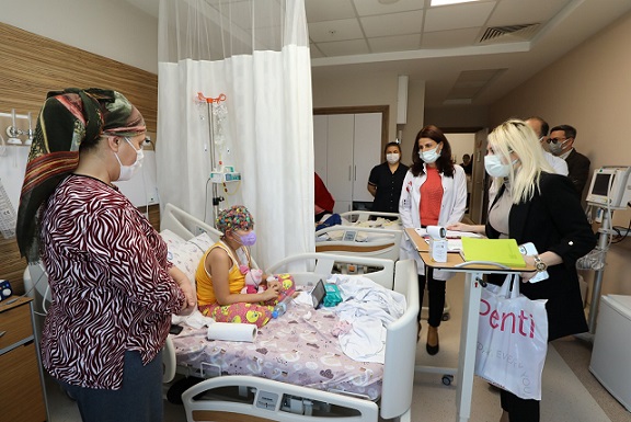 Rektör Özkan tedavi gören depremzede çocukları ziyaret etti