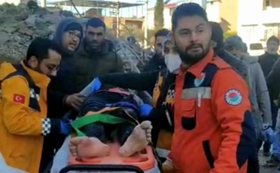 Kepez’in Arama Kurtarma Ekibi, 30 saat sonra bir aileyi kurtardı