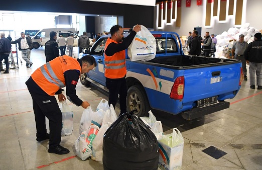 Konyaaltı’ndan hastanedeki depremzedelere yardım