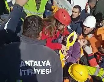 Depremin 80’inci saatinde Mahir ve Hilal kardeşler kurtarıldı