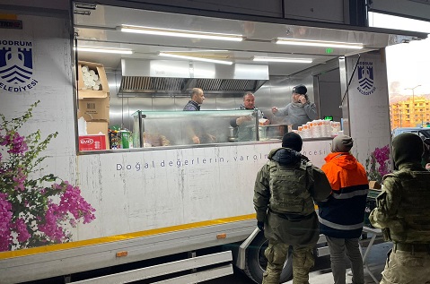 Yardım Malzemeleri Depremzedelere Dağıtılıyor