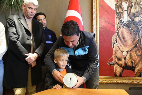 Minik Mehmet Ege, Kumbarasındaki Harçlığını Bağışladı