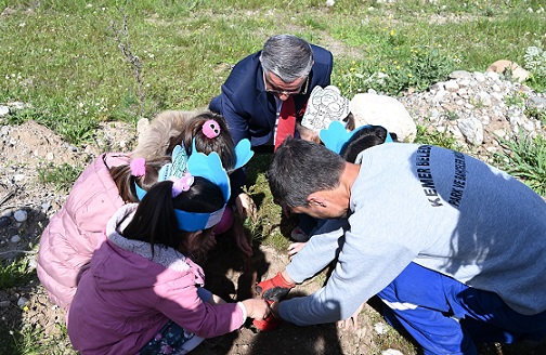 Başkan Topaloğlu çocuklarla fidan dikti